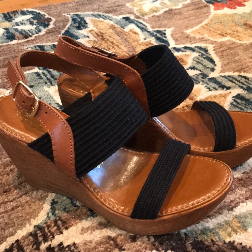 Black and wood wedges